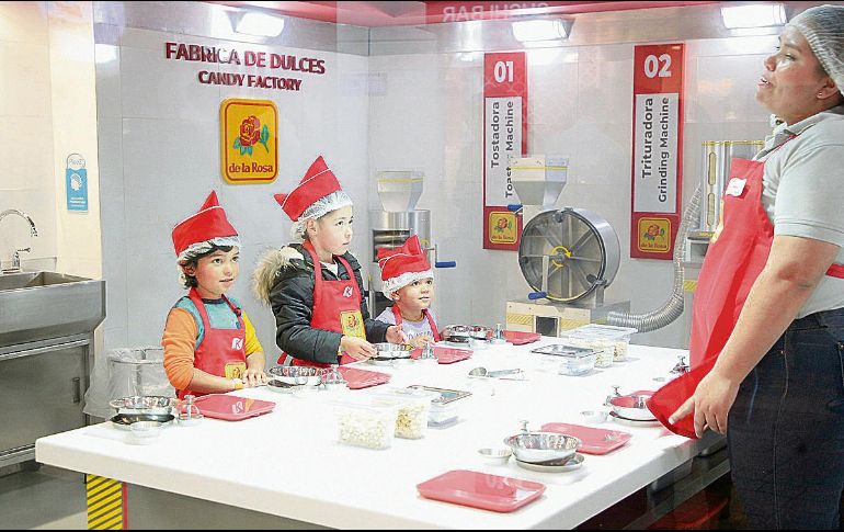 En KidZania, los niños juegan a ser adultos al desempeñar más de 60 profesiones reales y ganar “dinero” para gastar en el recinto. EL INFORMADOR