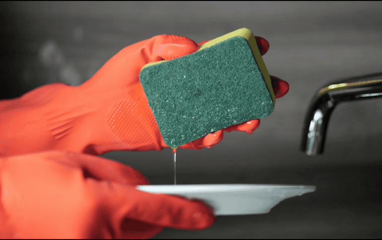 Aprender a desinfectar correctamente es un paso clave en la limpieza de este espacio. ESPECIAL / CANVA