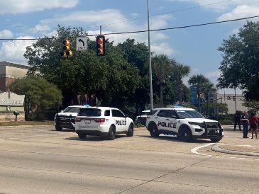 Autoridades mantienen bajo resguardo el centro comercial mientras se investiga lo ocurrido. AP/S. Cline