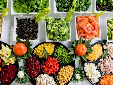 En conjunto, estos alimentos no solo contribuyen a mejorar la apariencia de la piel, sino que también ayudan a mantenerla resistente frente al paso del tiempo. Unsplash