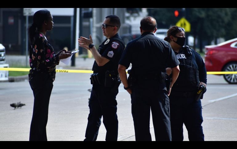 Policías locales siguen apostados en los alrededores del centro comercial afectado por el enfrentamiento a tiros entre dos grupos de personas. PIXABAY