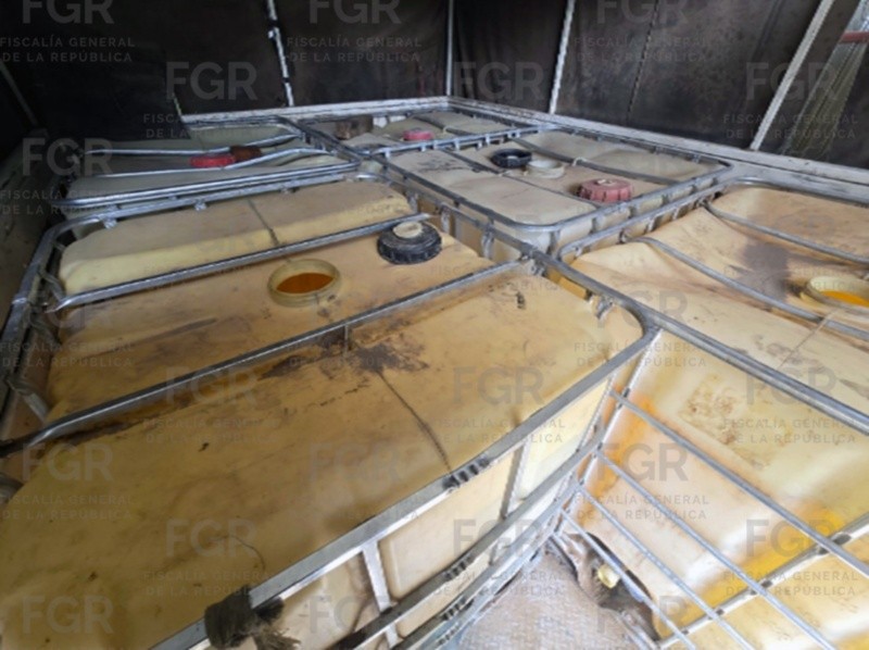 Aseguraron varios contenedores con aproximadamente cuatro mil 900 litros de hidrocarburo.&nbsp;FGR