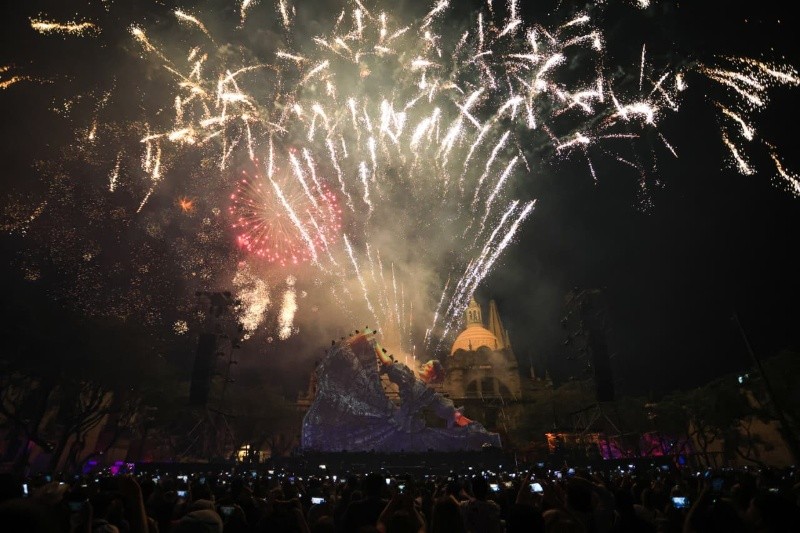 &nbsp;El humo ensuciaba el ambiente, pero las estrellas artificiales jugaban en el aire. J/ACOSTA