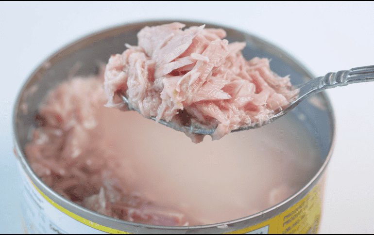 La próxima vez que estés frente al anaquel de conservas, no elijas al azar. Entre agua y aceite hay diferencias reales en calorías, grasa y experiencia al comer. CANVA