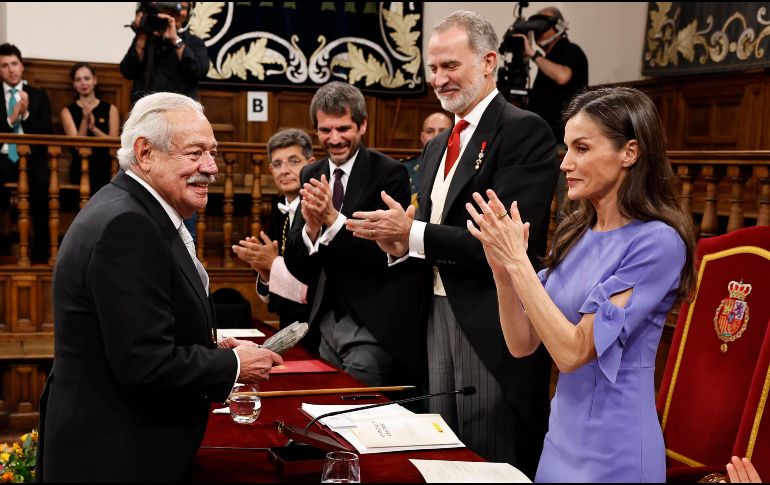 Entre ecos de exilio, amor y despedida, Gonzalo Celorio sostiene el Cervantes frente a los reyes Felipe VI y Letizia Ortiz. La voz quebrada, la memoria intacta, y una vida entera latiendo en cada palabra. EFE/Ballesteros