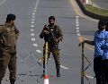 Elementos de seguridad de Pakistán montan guardia en la carretera que lleva a la Zona Roja, donde se ubican la mayoría de las misiones diplomáticas y oficinas gubernamentales, incluyendo la sede prevista para la segunda ronda de conversaciones de paz entre Estados Unidos e Irán. EFE/S. Shahzad