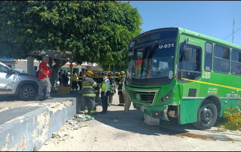 Antonio Hernández Escoto, oficial de Bomberos de Guadalajara, explicó que la persona al frente del volante falleció. ESPECIAL