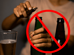 Cualquier establecimiento mercantil, ya sea formal o comercio en la vía pública, que sea sorprendido vendiendo, regalando o permitiendo el consumo de bebidas alcohólicas durante los días de restricción, enfrentará sanciones económicas significativas. CANVA