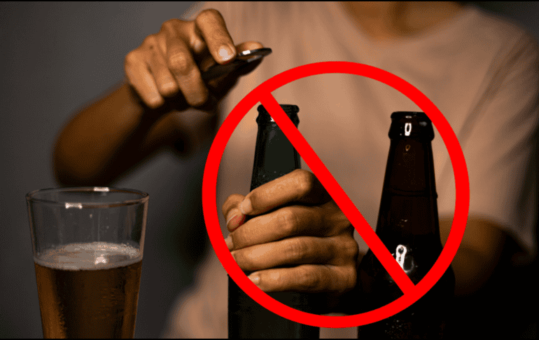 Cualquier establecimiento mercantil, ya sea formal o comercio en la vía pública, que sea sorprendido vendiendo, regalando o permitiendo el consumo de bebidas alcohólicas durante los días de restricción, enfrentará sanciones económicas significativas. CANVA