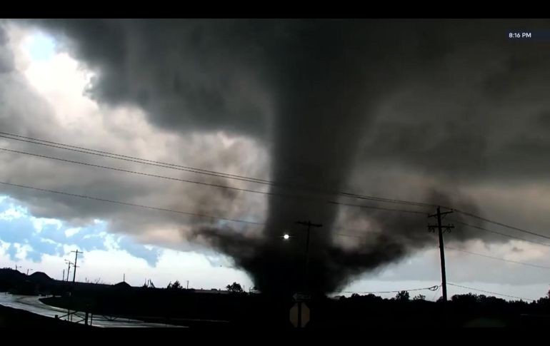 En esta imagen, tomada de un video de KWTV/KOTV, un tornado cruza una carretera en Enid, Oklahoma, el 23 de abril de 2026. AP/KWTV/KOTV