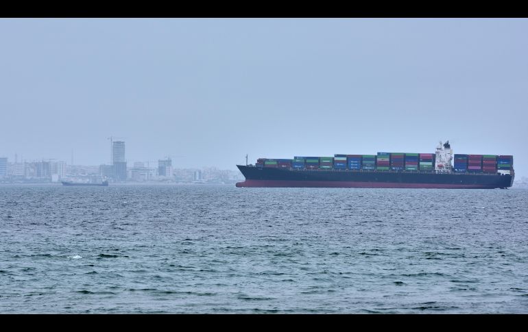 Un portacontenedores visto en el estrecho de Ormuz frente a la costa de la isla Qeshm, Irán, el 18 de abril de 2026. AP/A. Besharati