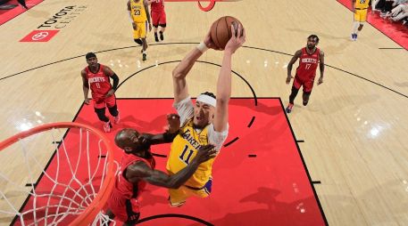 Los Lakers se quedaron con el primer tiempo extra que tienen los Playoffs este año en la NBA y le ganaron 112-108 a los Rockets. AFP / A. Pantozzi