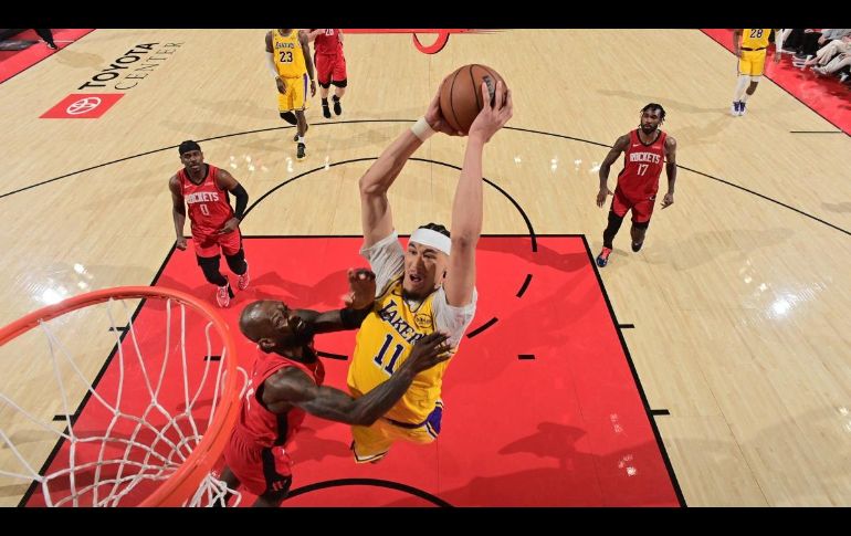 Los Lakers se quedaron con el primer tiempo extra que tienen los Playoffs este año en la NBA y le ganaron 112-108 a los Rockets. AFP / A. Pantozzi