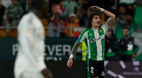 Hector Bellerín. El futbolista español marcó el gol del empate en el tiempo agregado. EFE/J. Muñoz