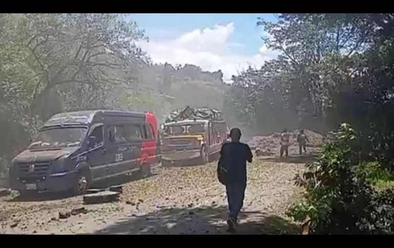 Vehículos afectados tras un atentado terrorista que destruyó este sábado un tramo de la Vía Panamericana. EFE/Rastreo de Redes