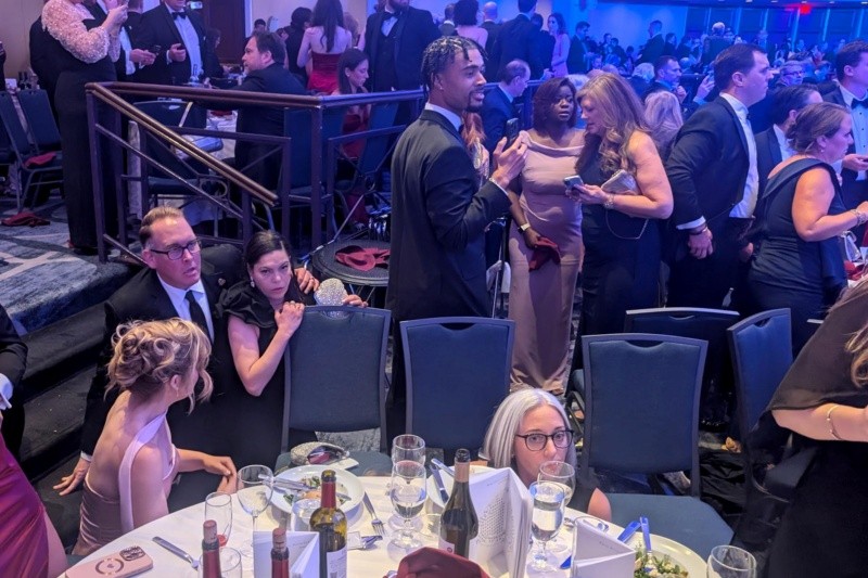 &nbsp;Varios de los asistentes a la gala se escondieron debajo de las mesas al escuchar disparos. EFE/Y. Gripas