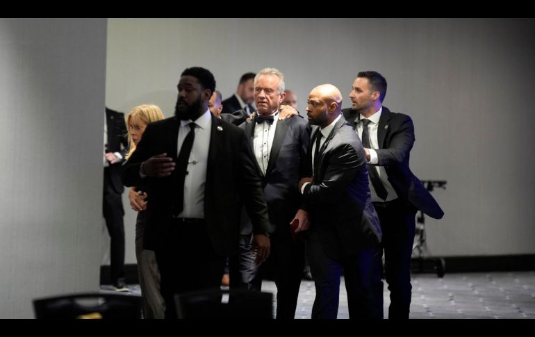 Todos los ocupantes de la mesa presidencial, incluido Donald Trump, fueron evacuados a un lugar seguro. EFE/Y. Gripas