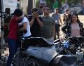 Familiares de las víctimas del atentado ocurrido en la Vía Panamericana lloran este domingo frente a los escombros de los vehículos destruidos en Cajibío, Colombia. EFE/E. Guzmán