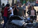 Familiares de las víctimas del atentado ocurrido en la Vía Panamericana lloran este domingo frente a los escombros de los vehículos destruidos en Cajibío, Colombia. EFE/E. Guzmán