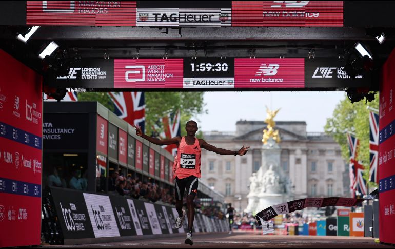 La magnitud del triunfo de Sabastian Sawe redefine por completo los límites biológicos y biomecánicos que la ciencia deportiva. EFE / N. Hail