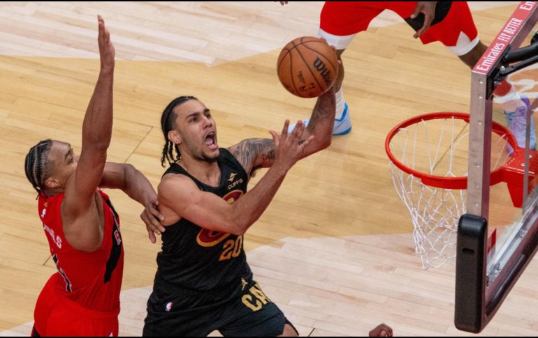 Jaylon Tyson de los Cleveland Cavaliers disputa el balón con Scottie Barnes de los Toronto Raptors este domingo, en un partido de la NBA entre Toronto Raptors y Cleveland Cavaliers en el Scotiabank Arena de Toronto, Canadá. EFE/ J. Rivas