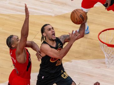 Jaylon Tyson de los Cleveland Cavaliers disputa el balón con Scottie Barnes de los Toronto Raptors este domingo, en un partido de la NBA entre Toronto Raptors y Cleveland Cavaliers en el Scotiabank Arena de Toronto, Canadá. EFE/ J. Rivas
