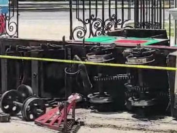 Las autoridades municipales indicaron que ninguno de los vagones presentó problemas, ni los rieles, ya que solo la maquinaria se atoró, provocando que se volteara. ESPECIAL