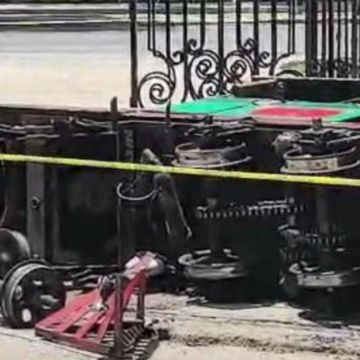 Las autoridades municipales indicaron que ninguno de los vagones presentó problemas, ni los rieles, ya que solo la maquinaria se atoró, provocando que se volteara. ESPECIAL