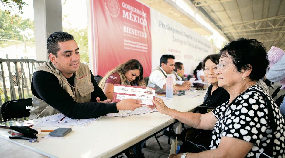 Adultas mayores reciben apoyo gubernamental, una de las principales fuentes de ingreso para la población en edad de retiro en México. EL INFORMADOR/ Archivo