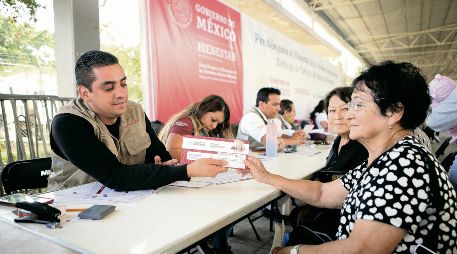 Adultas mayores reciben apoyo gubernamental, una de las principales fuentes de ingreso para la población en edad de retiro en México. EL INFORMADOR/ Archivo