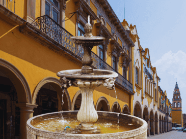Un hombre causó destrozos a la fuente del patio central de la Presidencia Municipal de Celaya "para acabar con la corrupción", mientras el alcalde Juan Miguel Ramírez Sánchez se encontraba en el jardín principal. ESPECIAL / CANVA