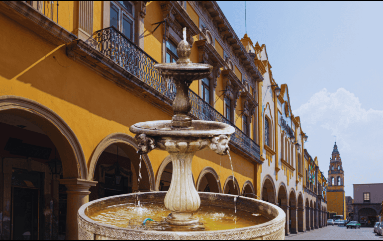 Un hombre causó destrozos a la fuente del patio central de la Presidencia Municipal de Celaya 