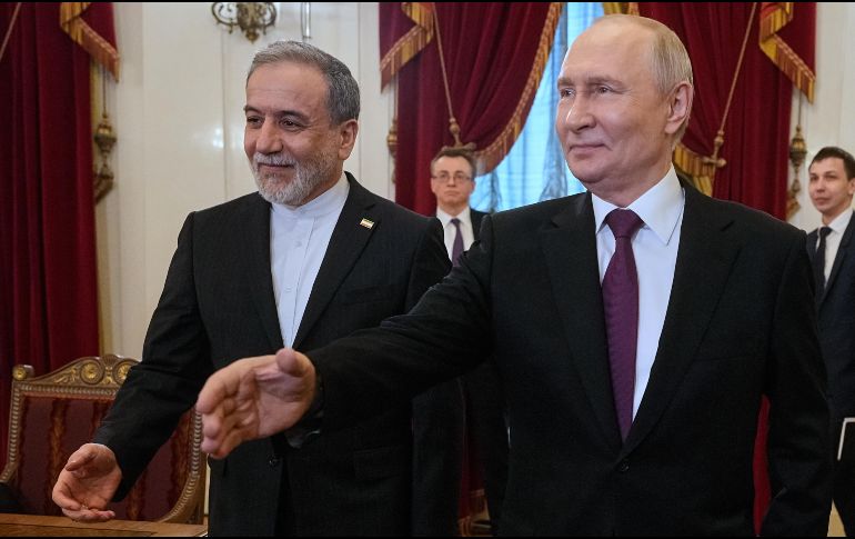 El presidente ruso Vladimir Putin y el ministro de Asuntos Exteriores iraní, Abbas Araghch. EFE / Dmitri Lovetsky