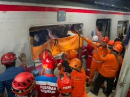 Los trenes afectados son un convoy de cercanías que procedía de Yakarta y otro de larga distancia que colisionaron en la estación de East Bekasi. EFE/Basarnas