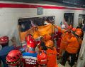 Los trenes afectados son un convoy de cercanías que procedía de Yakarta y otro de larga distancia que colisionaron en la estación de East Bekasi. EFE/Basarnas