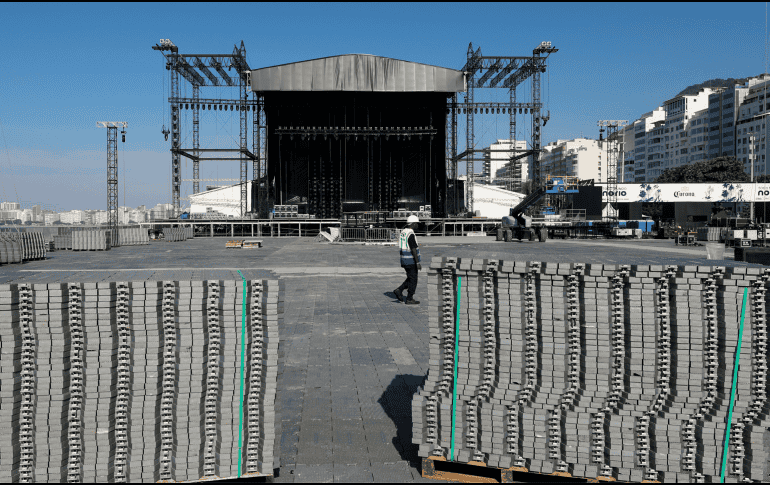 Fotografía de este lunes que muestra el lugar donde se instala el escenario del megaconcierto que Shakira ofrecerá, donde un trabajador murió, en Río de Janeiro. EFE/ Antonio Lacerda