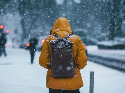 Ante este panorama, te recomendamos evitar los cambios bruscos de temperatura al salir de casa para prevenir enfermedades respiratorias. Unsplash