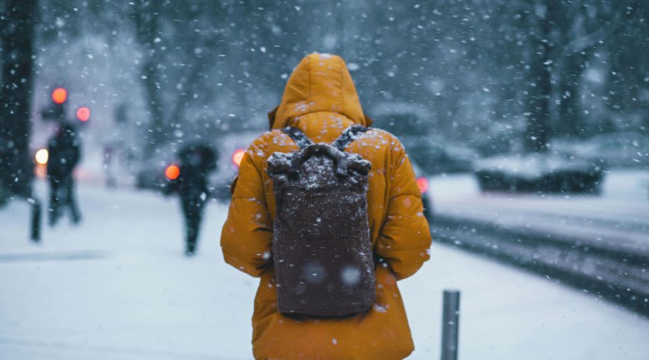 Ante este panorama, te recomendamos evitar los cambios bruscos de temperatura al salir de casa para prevenir enfermedades respiratorias. Unsplash