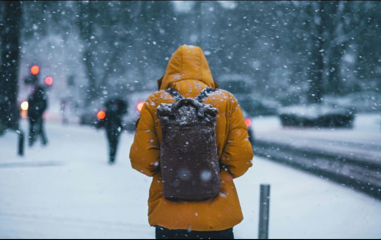 Ante este panorama, te recomendamos evitar los cambios bruscos de temperatura al salir de casa para prevenir enfermedades respiratorias. Unsplash