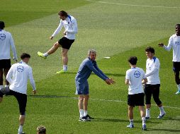 Luis Enrique dirige el entrenamiento en la víspera del juego. El técnico español podrá repetir por tercer partido europeo consecutivo el mismo once en busca de su quinta victoria seguida. EFE/Y. Valat