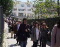 Personas salen de una corte judicial después de que un hombre hiciera disparos y dejara varios heridos, en Atenas, el martes 28 de abril de 2026. AP/ P. Giannakouris