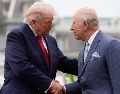 No es la primera vez que Trump aparece caracterizado en imágenes de IA como papa, rey o hasta Dios. EFE/Y. Gripas