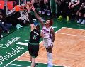 Los Celtics se despolomaron en el último cuarto y permitieron que los Sixers siguieran con vida. AFP/ J. PREZIOSO.