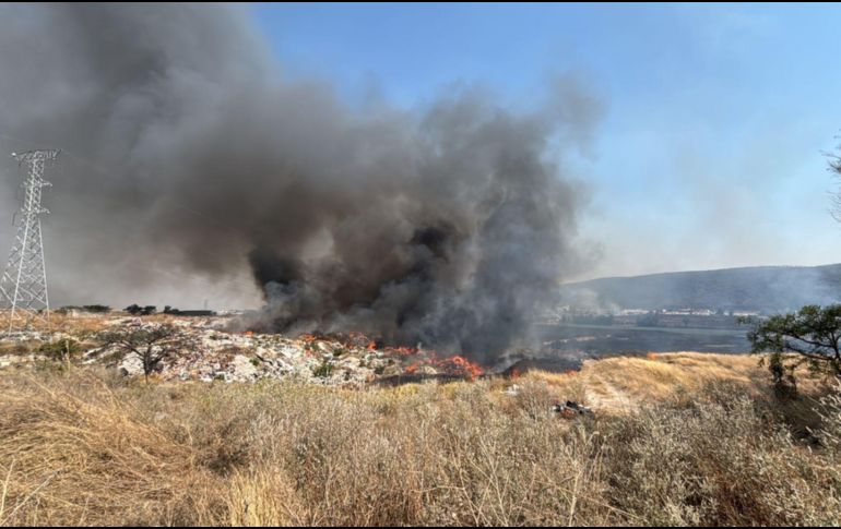 El incendio generó una densa columna de humo que afectó la visibilidad y provocó malos olores en la zona. CORTESÍA