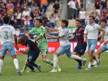 Esteban Andrada, guardameta del Zaragoza, enfrenta una severa sanción disciplinaria tras el altercado y la agresión ocurrida en los minutos finales del partido contra el Huesca. EFE / V. Lacasa