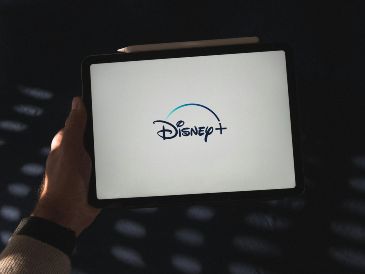 Entre los estrenos del fin de semana regresa una comedia ácida con una nueva entrega en la que el poder alcanza su punto máximo… y también sus mayores riesgos. Unsplash