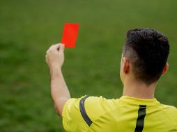 La medida busca evitar comportamientos discriminatorios en el futbol. ESPECIAL / CANVA