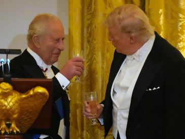 En Gran Bretaña la gente no debe dar detalles privados de conversaciones con el Rey Carlos III ya que el rey debe mantenerse por encima de las tensiones políticas. AP / ARCHIVO