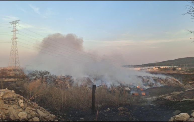 El incendio, de gran extensión, comenzó la tarde de ayer, provocando malos olores y afectando la visibilidad. ESPECIAL/Bomberos de Zapopan