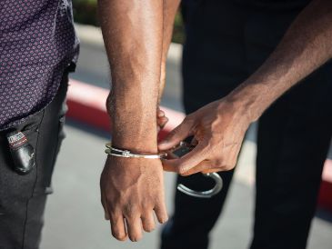 Según las autoridades, las detenciones responden a una denuncia recibida el mes pasado de una antigua adepta de la organización sobre delitos supuestamente cometidos en 2023. Pexels